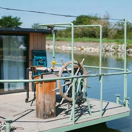 La A Fleur D Eau Au Coeur De La Camargue