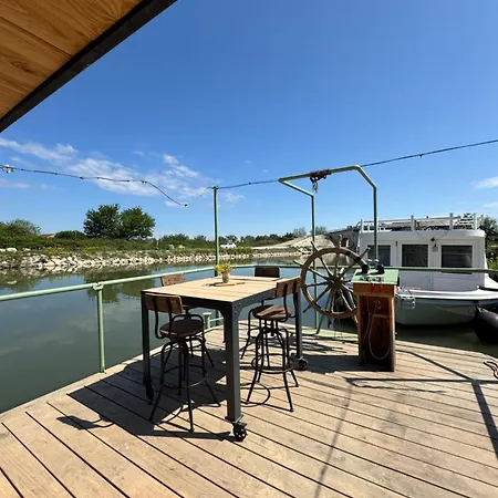 Hotel en barco La A Fleur D Eau Au Coeur De La Camargue